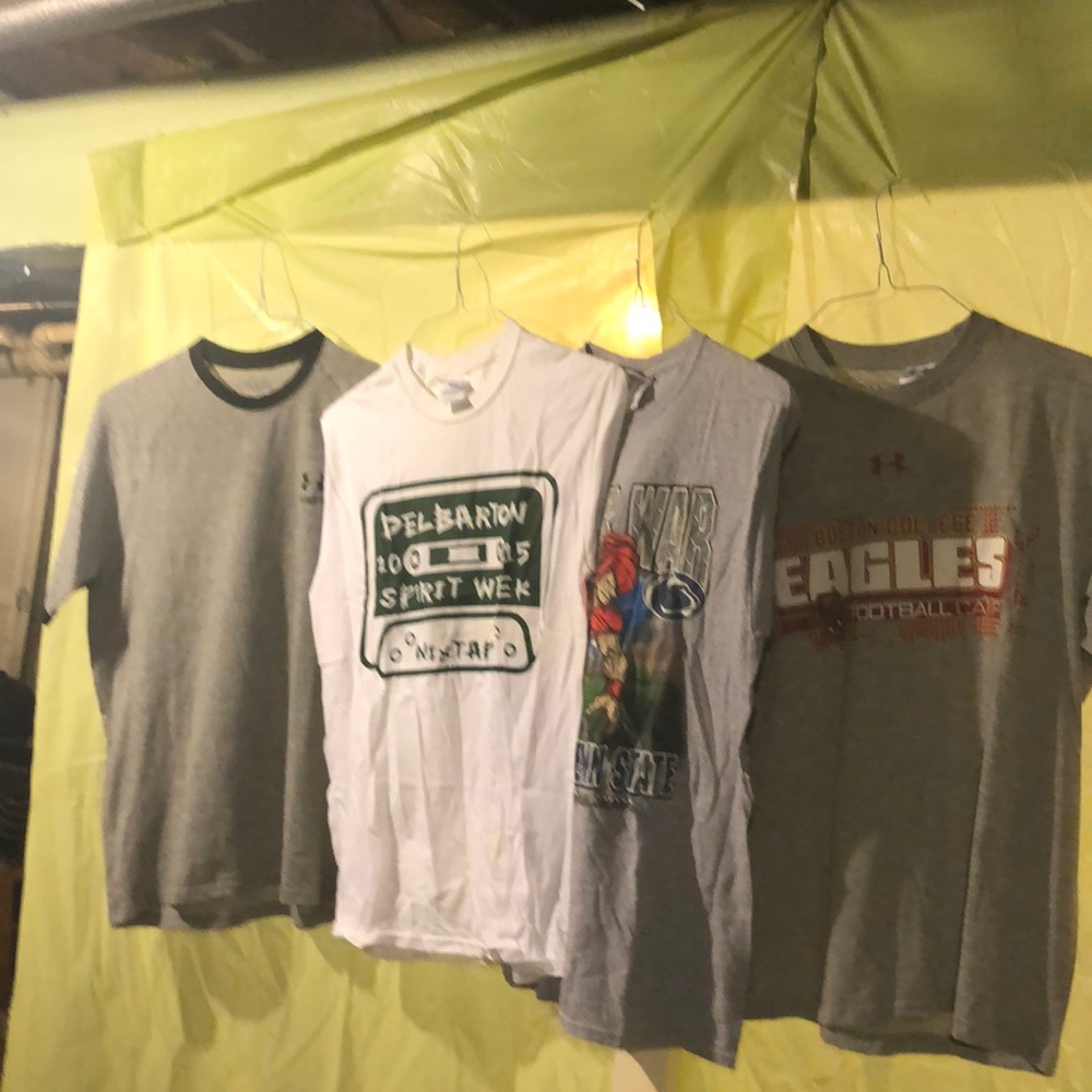 Tee shirts .